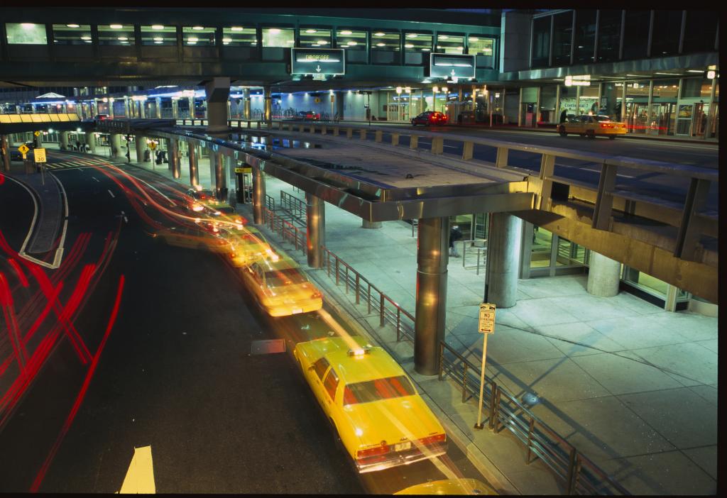 New York LaGuardia airport: AirTrain in danger of cancellation | CAPA