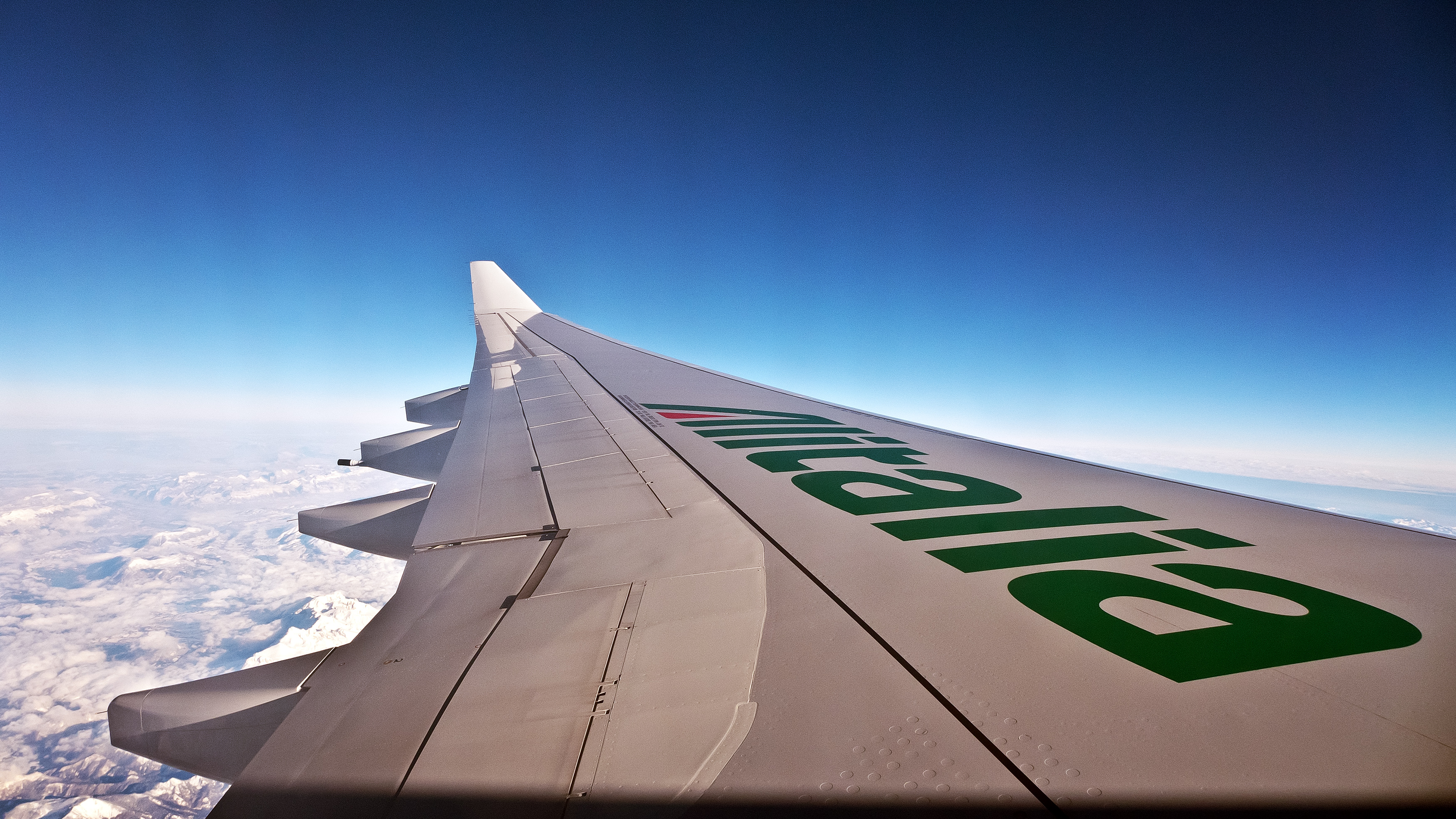 alitalia airlines carry on size